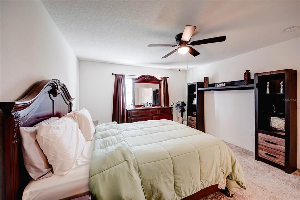 待售: $370,000 (4 贝兹, 2 浴室, 1701 平方英尺)