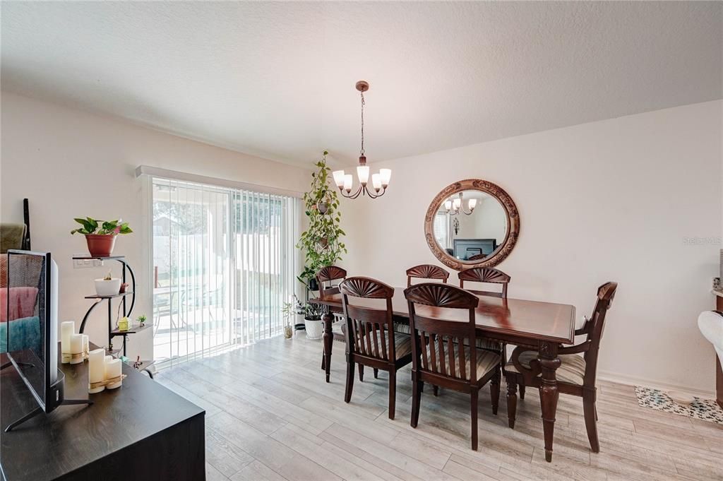 待售: $370,000 (4 贝兹, 2 浴室, 1701 平方英尺)