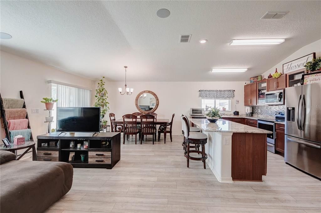 待售: $370,000 (4 贝兹, 2 浴室, 1701 平方英尺)