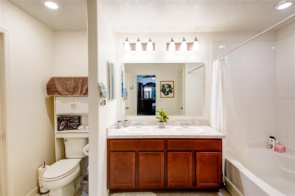 待售: $370,000 (4 贝兹, 2 浴室, 1701 平方英尺)