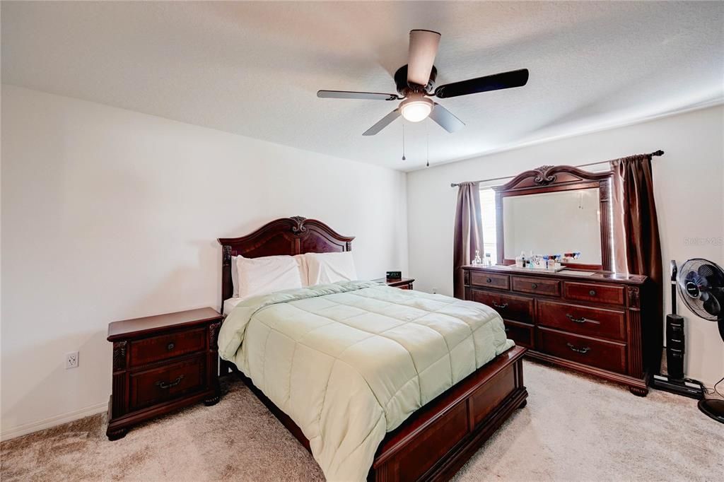 待售: $370,000 (4 贝兹, 2 浴室, 1701 平方英尺)