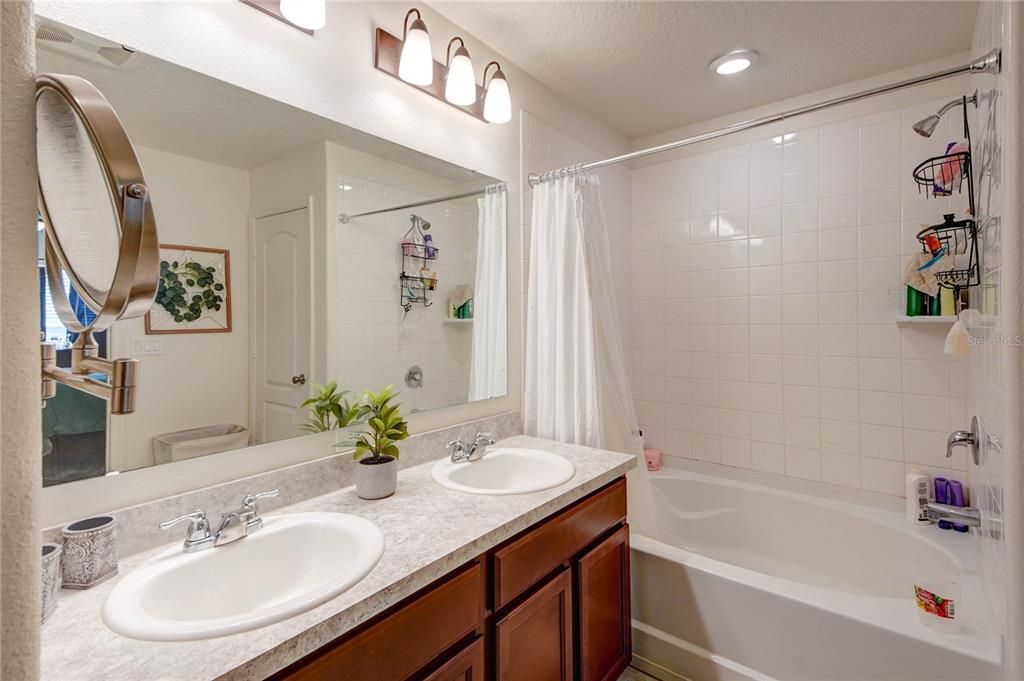 待售: $370,000 (4 贝兹, 2 浴室, 1701 平方英尺)