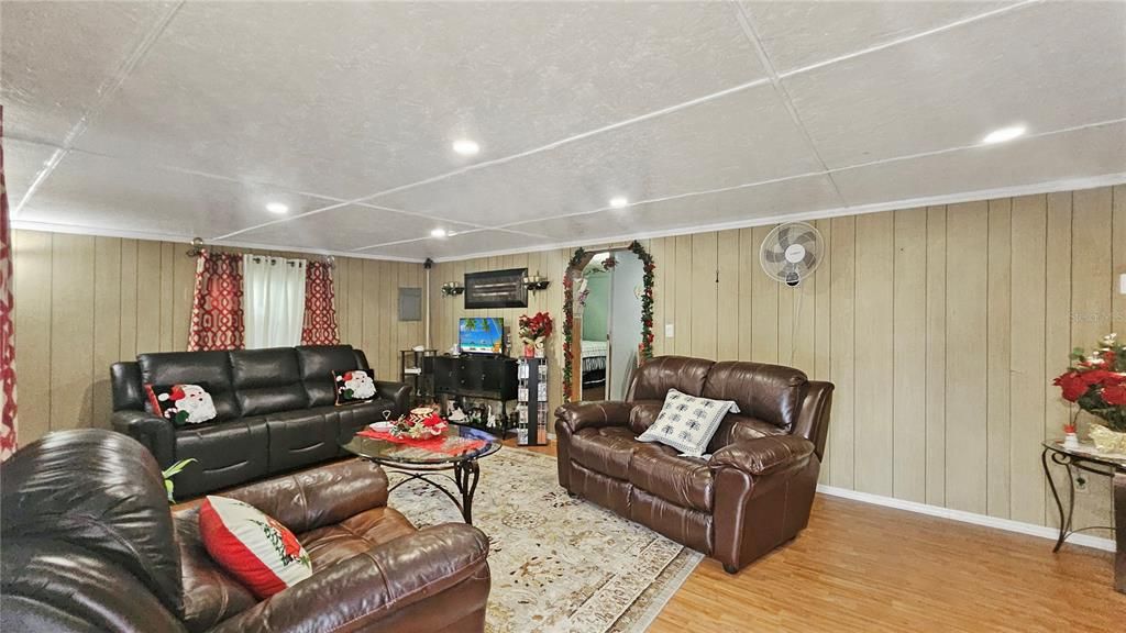 For Sale: $350,000 (3 beds, 1 baths, 984 Square Feet)