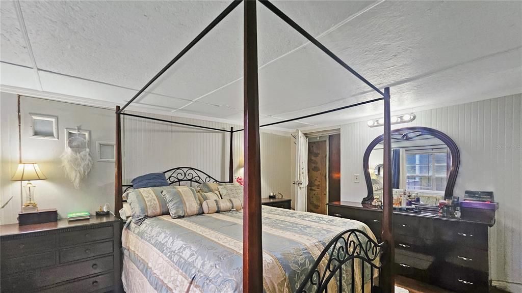 For Sale: $350,000 (3 beds, 1 baths, 984 Square Feet)