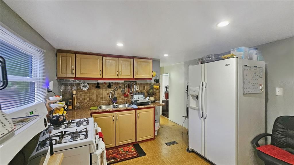 For Sale: $350,000 (3 beds, 1 baths, 984 Square Feet)