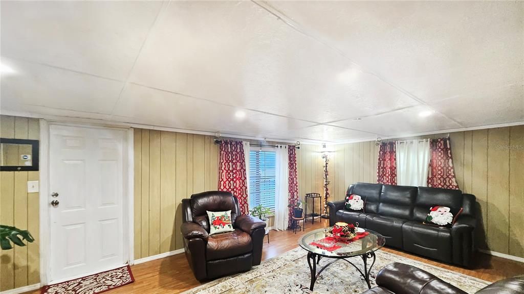 For Sale: $350,000 (3 beds, 1 baths, 984 Square Feet)