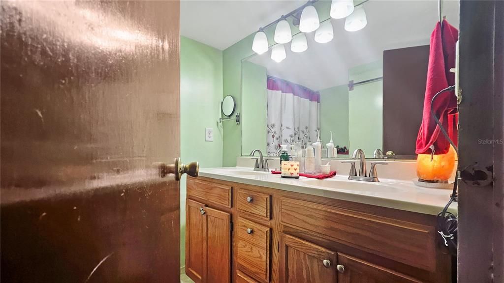 For Sale: $350,000 (3 beds, 1 baths, 984 Square Feet)