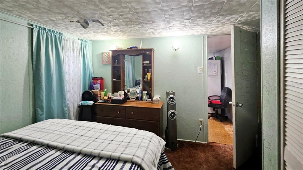 For Sale: $350,000 (3 beds, 1 baths, 984 Square Feet)