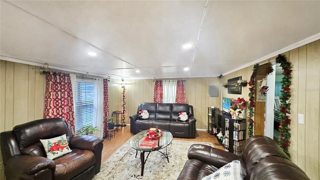 For Sale: $350,000 (3 beds, 1 baths, 984 Square Feet)