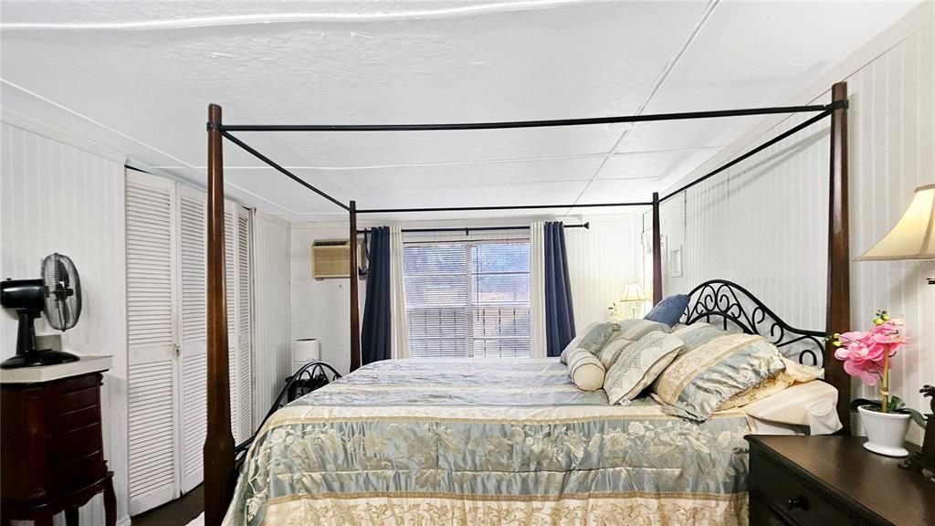 For Sale: $350,000 (3 beds, 1 baths, 984 Square Feet)