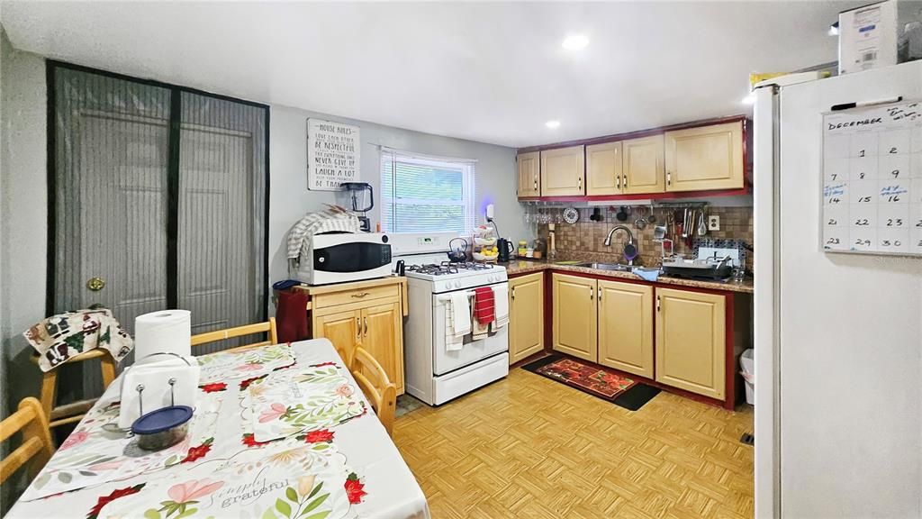 For Sale: $350,000 (3 beds, 1 baths, 984 Square Feet)