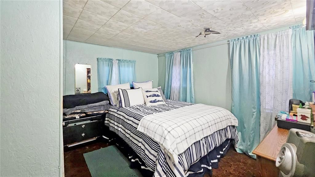 For Sale: $350,000 (3 beds, 1 baths, 984 Square Feet)