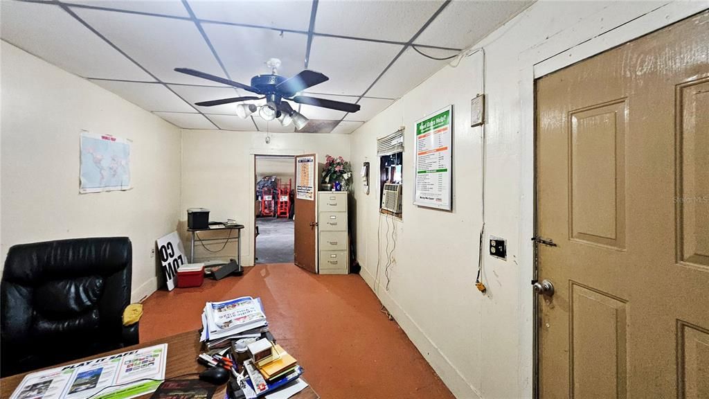 For Sale: $350,000 (3 beds, 1 baths, 984 Square Feet)