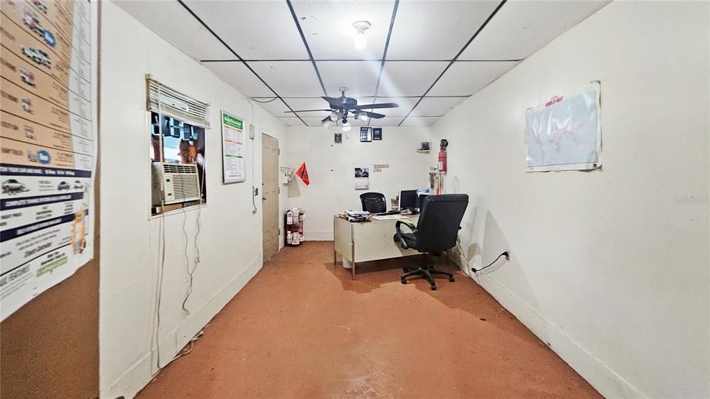 For Sale: $350,000 (3 beds, 1 baths, 984 Square Feet)