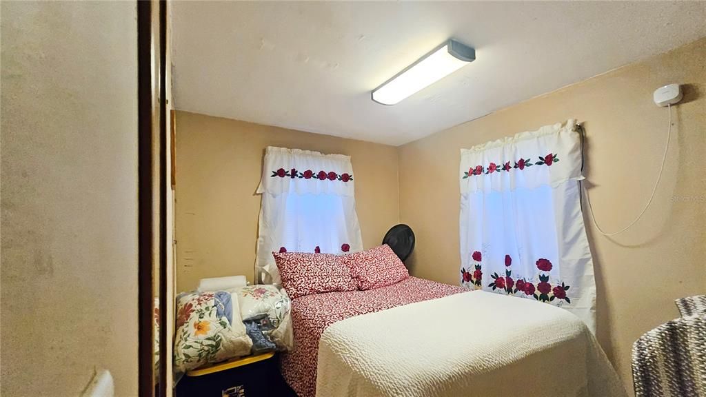 For Sale: $350,000 (3 beds, 1 baths, 984 Square Feet)