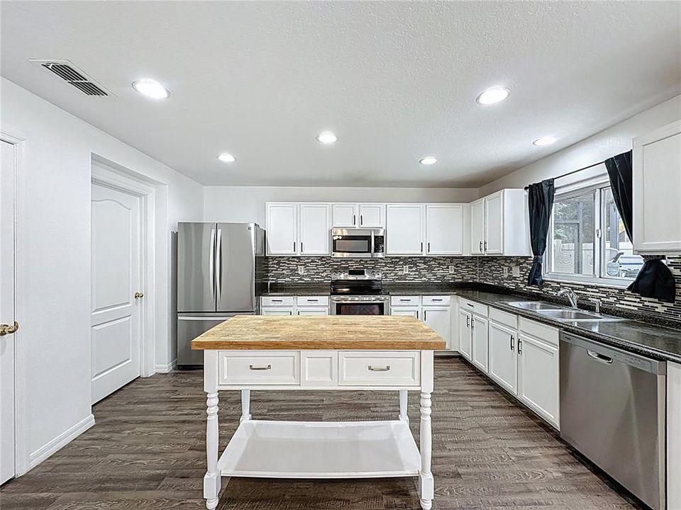 For Rent: $2,600 (4 beds, 2 baths, 2411 Square Feet)