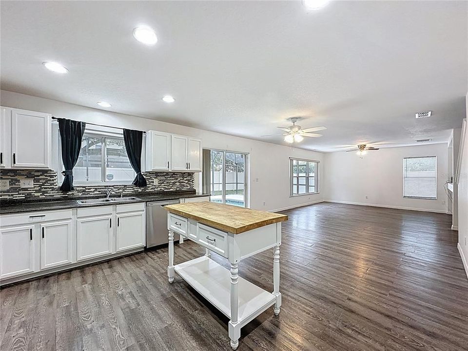 For Rent: $2,600 (4 beds, 2 baths, 2411 Square Feet)