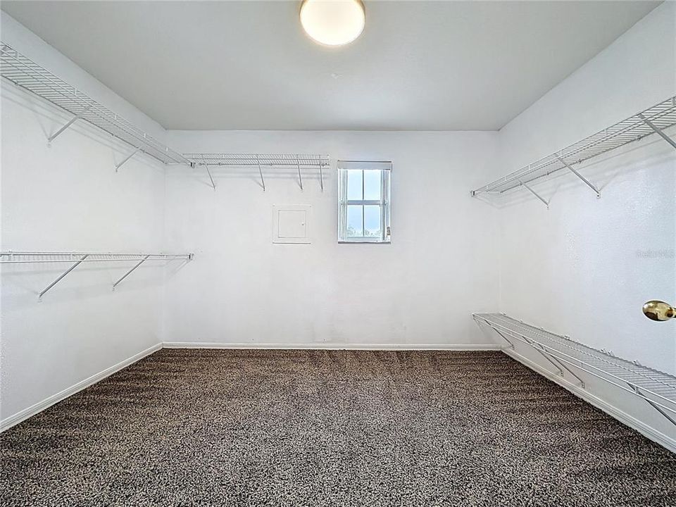 For Rent: $2,600 (4 beds, 2 baths, 2411 Square Feet)