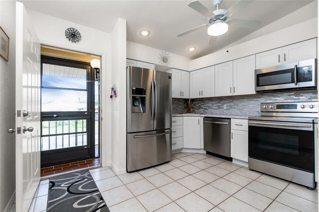 На продажу: $169,900 (2 спален, 2 ванн, 950 Квадратных фут)