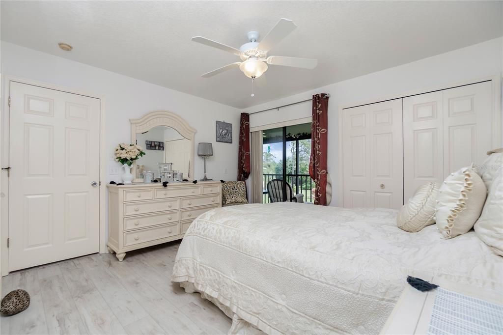 На продажу: $169,900 (2 спален, 2 ванн, 950 Квадратных фут)