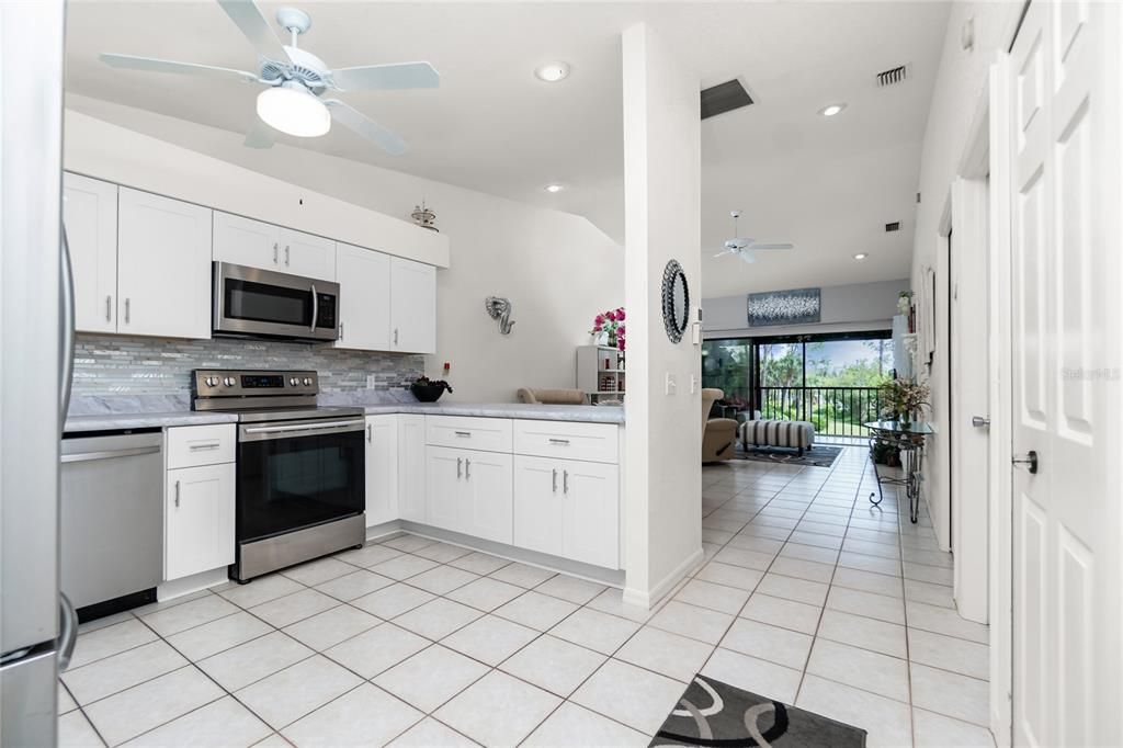 На продажу: $169,900 (2 спален, 2 ванн, 950 Квадратных фут)