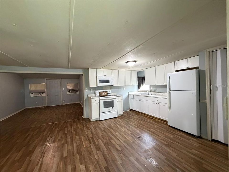 For Sale: $162,000 (3 beds, 1 baths, 784 Square Feet)