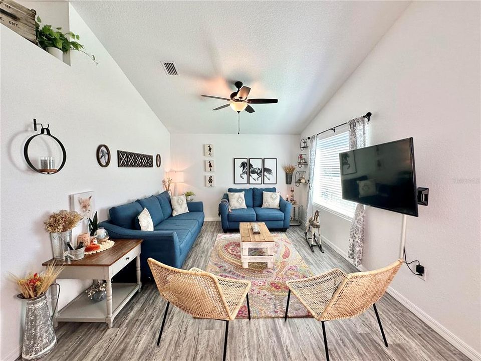 For Sale: $275,000 (3 beds, 2 baths, 1075 Square Feet)