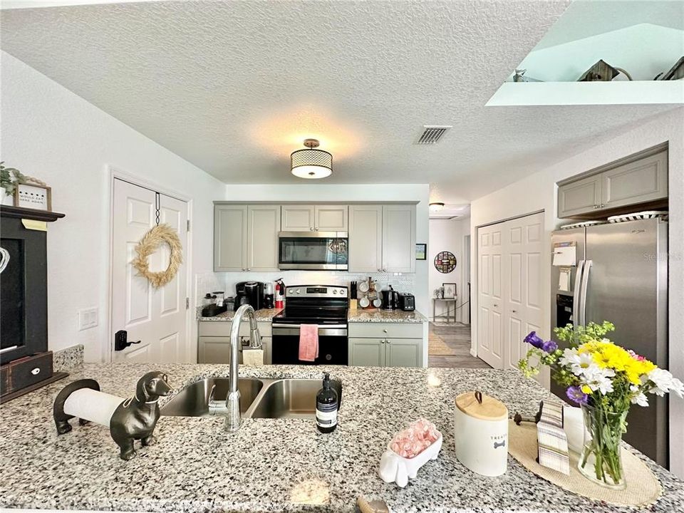 For Sale: $275,000 (3 beds, 2 baths, 1075 Square Feet)