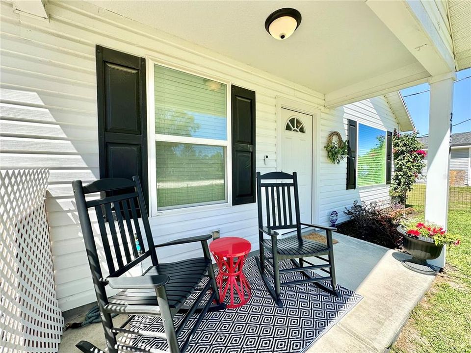 For Sale: $275,000 (3 beds, 2 baths, 1075 Square Feet)