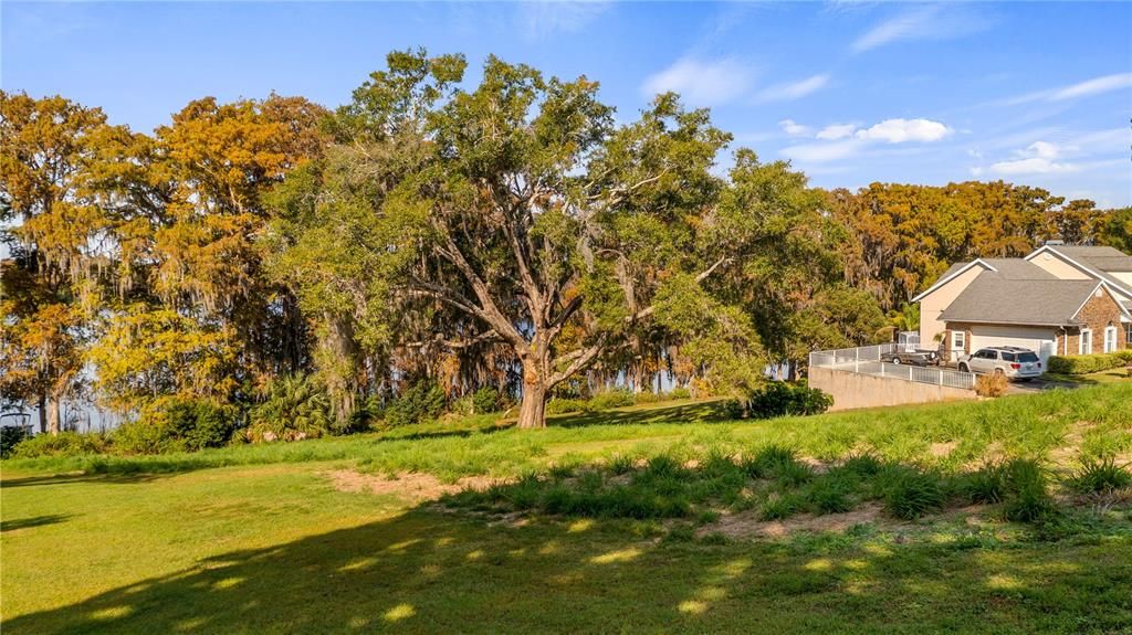 待售: $545,000 (1.27 acres)