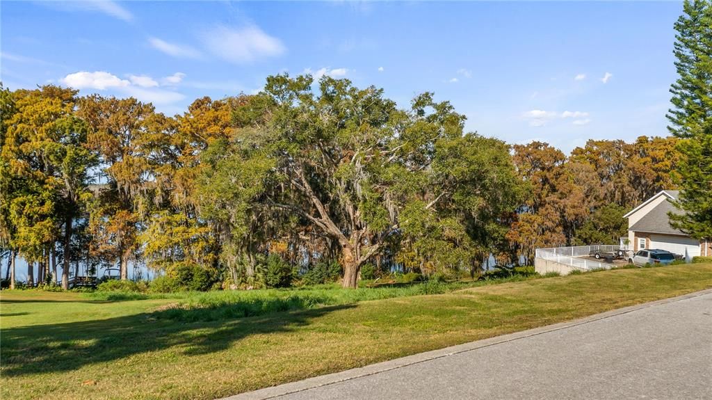 待售: $545,000 (1.27 acres)