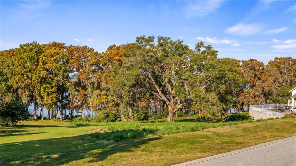 待售: $545,000 (1.27 acres)