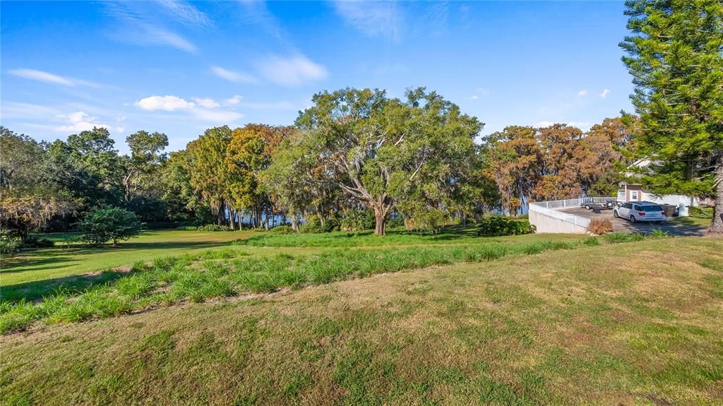 待售: $545,000 (1.27 acres)