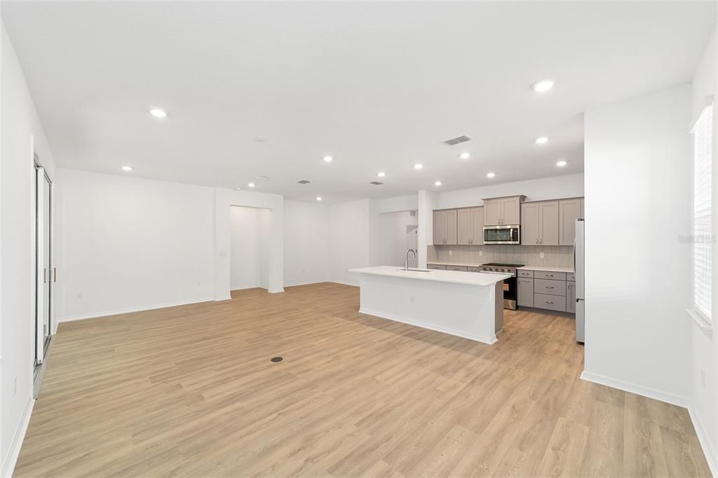 Active With Contract: $356,000 (3 beds, 2 baths, 1967 Square Feet)