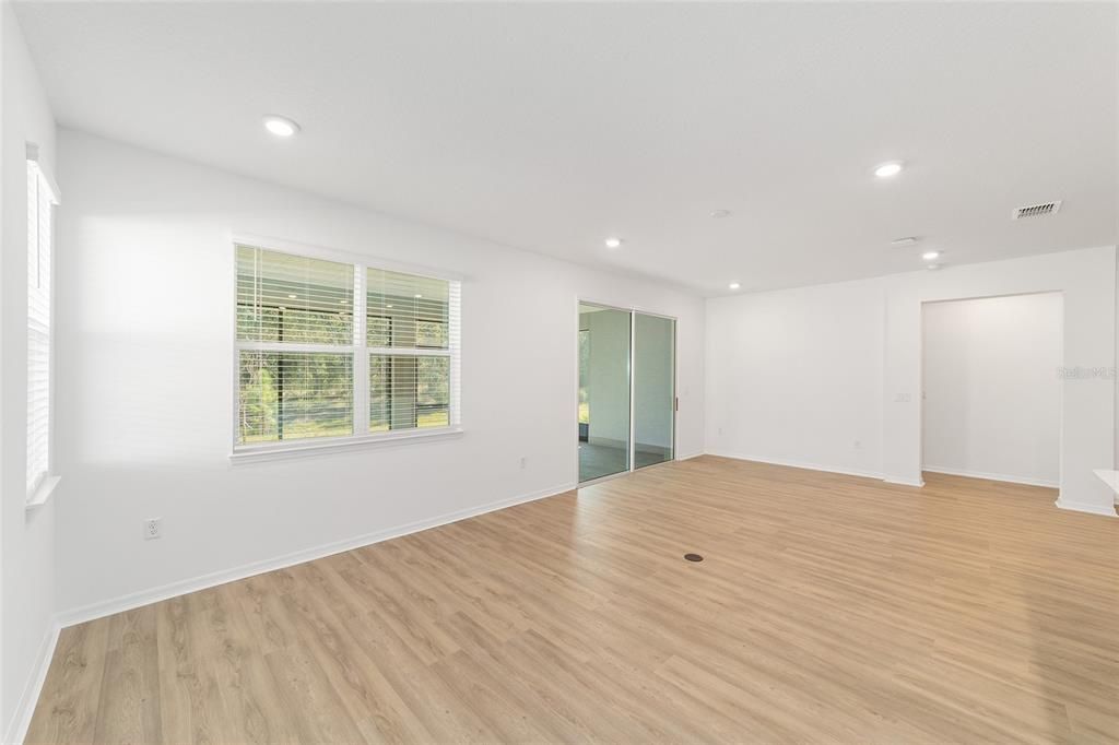 Active With Contract: $356,000 (3 beds, 2 baths, 1967 Square Feet)