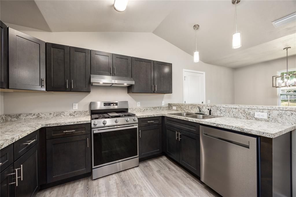 For Sale: $250,000 (3 beds, 2 baths, 1166 Square Feet)