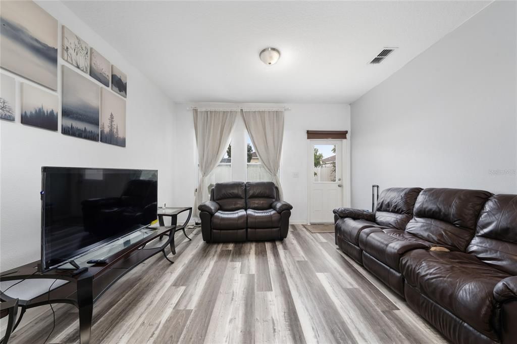 For Rent: $2,200 (3 beds, 2 baths, 1414 Square Feet)