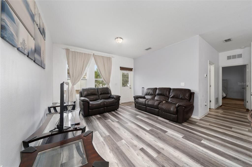 For Rent: $2,200 (3 beds, 2 baths, 1414 Square Feet)