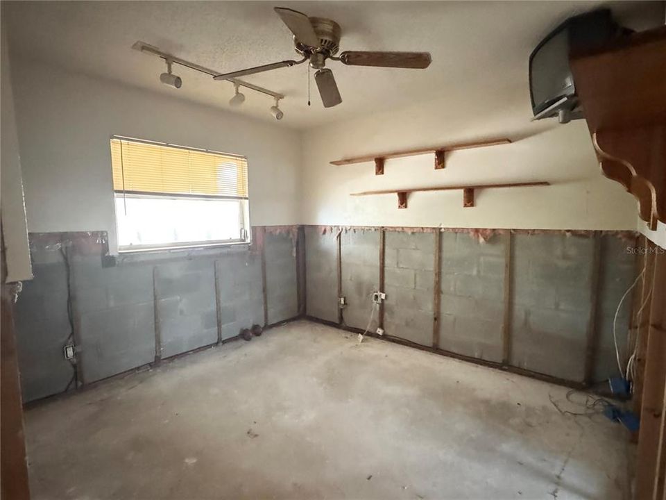 For Sale: $300,000 (3 beds, 2 baths, 1488 Square Feet)