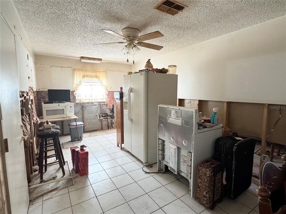 For Sale: $300,000 (3 beds, 2 baths, 1488 Square Feet)
