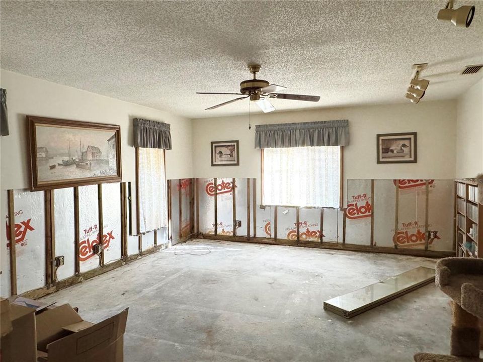 For Sale: $300,000 (3 beds, 2 baths, 1488 Square Feet)