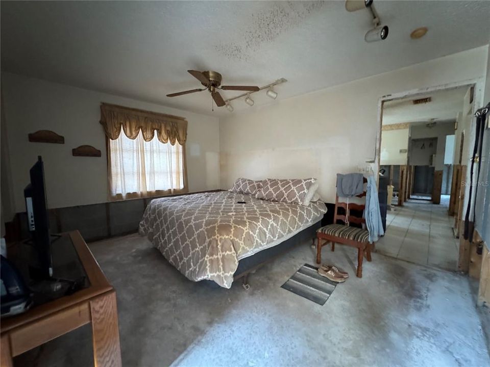 For Sale: $300,000 (3 beds, 2 baths, 1488 Square Feet)