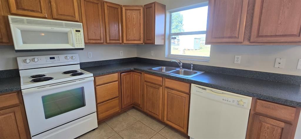 出租: $1,500 (3 贝兹, 2 浴室, 1341 平方英尺)