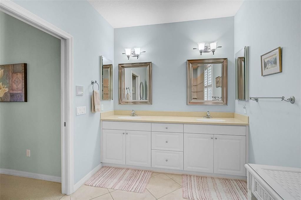 For Sale: $419,500 (2 beds, 2 baths, 1975 Square Feet)