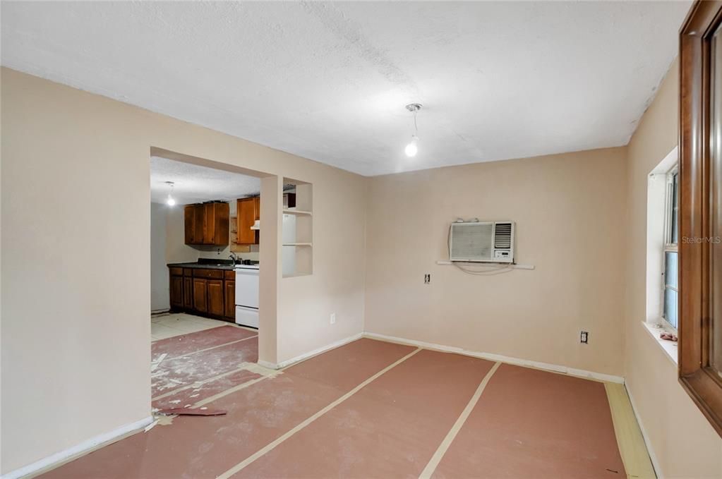 На продажу: $129,900 (2 спален, 1 ванн, 676 Квадратных фут)