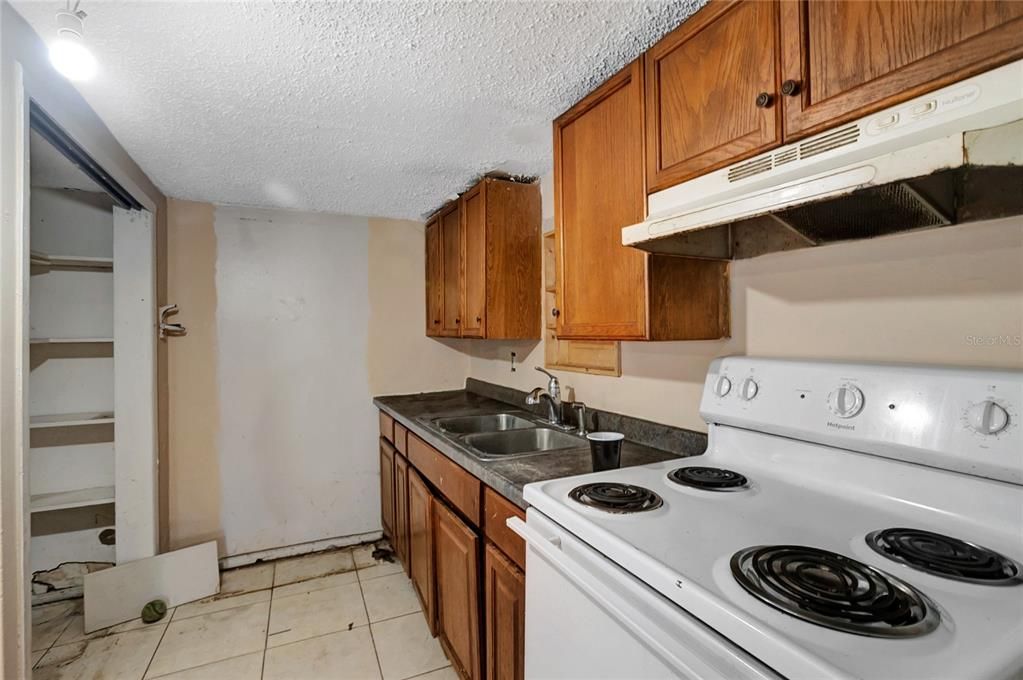 На продажу: $129,900 (2 спален, 1 ванн, 676 Квадратных фут)