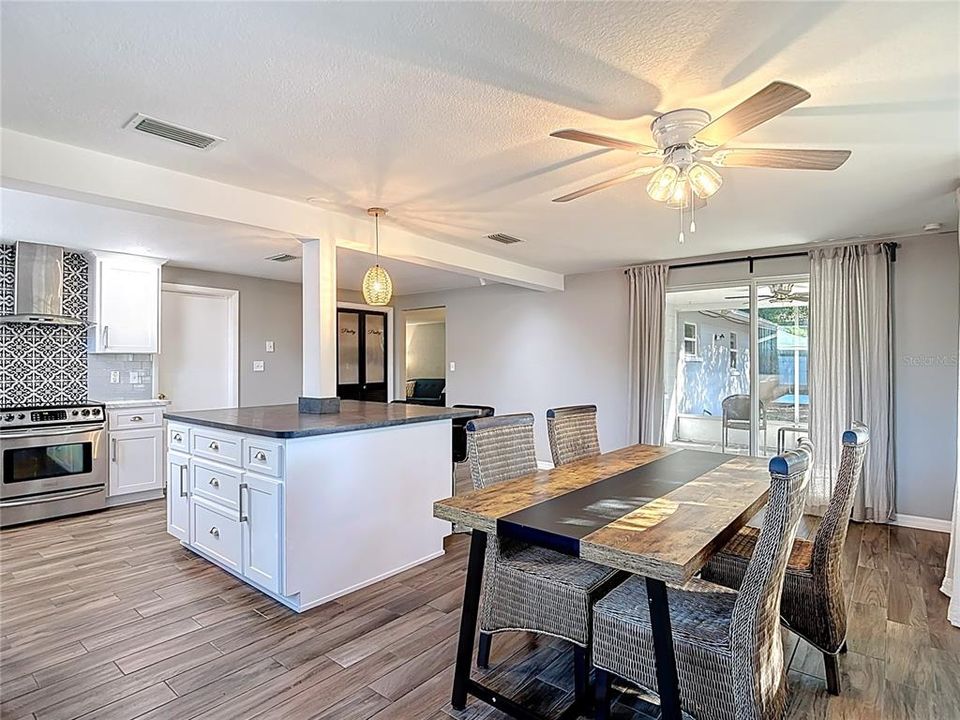 For Sale: $234,500 (2 beds, 2 baths, 1275 Square Feet)