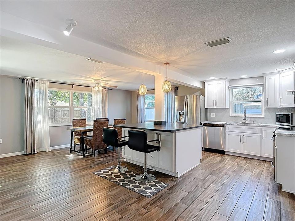 For Sale: $234,500 (2 beds, 2 baths, 1275 Square Feet)