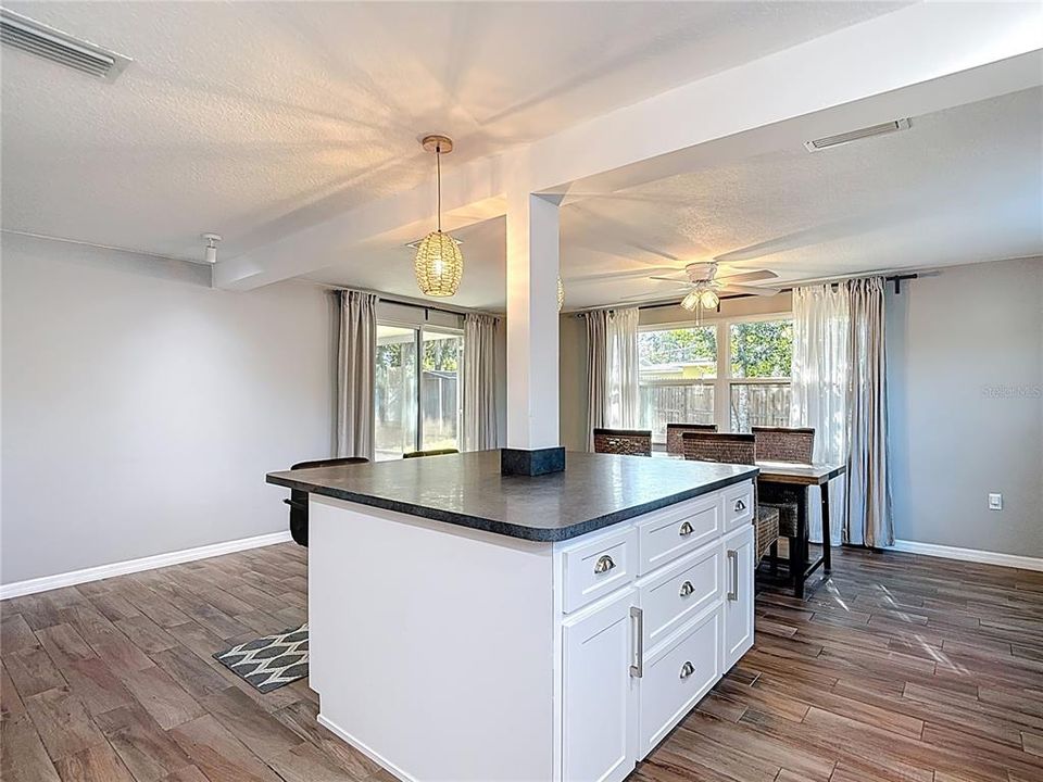 For Sale: $234,500 (2 beds, 2 baths, 1275 Square Feet)