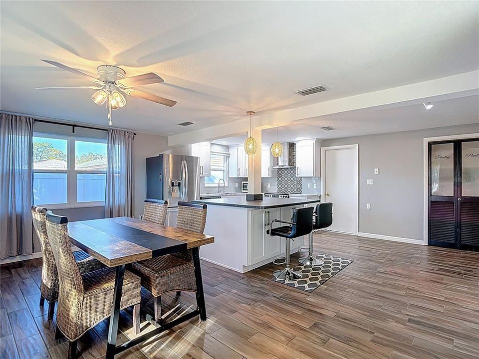 For Sale: $234,500 (2 beds, 2 baths, 1275 Square Feet)